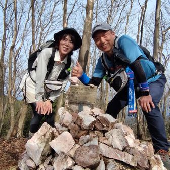 笙ヶ岳は、双耳峰。
10分弱で笙ヶ岳 東Peak 着！