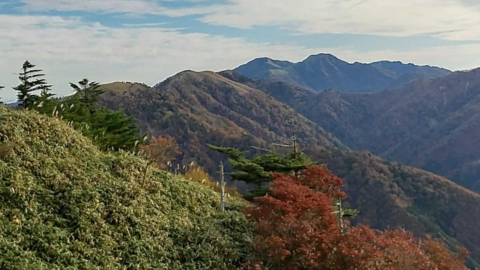 白髪山への途中から剣山と次郎岌への稜線