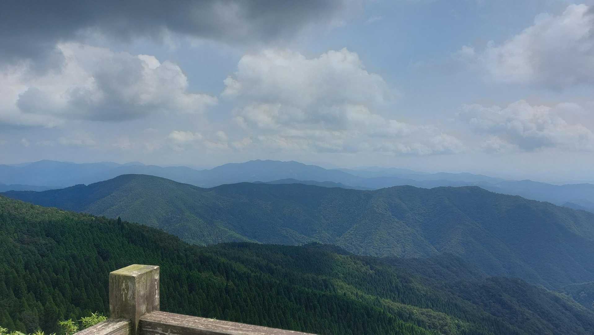展望台に上がって
中央奥の白い所が泉山！
さらに奥が那岐山！