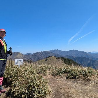 寒峰頂上、標高1604.7m