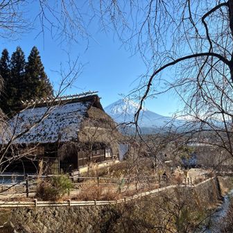 茅葺き屋根と富士山　風情がありますね。