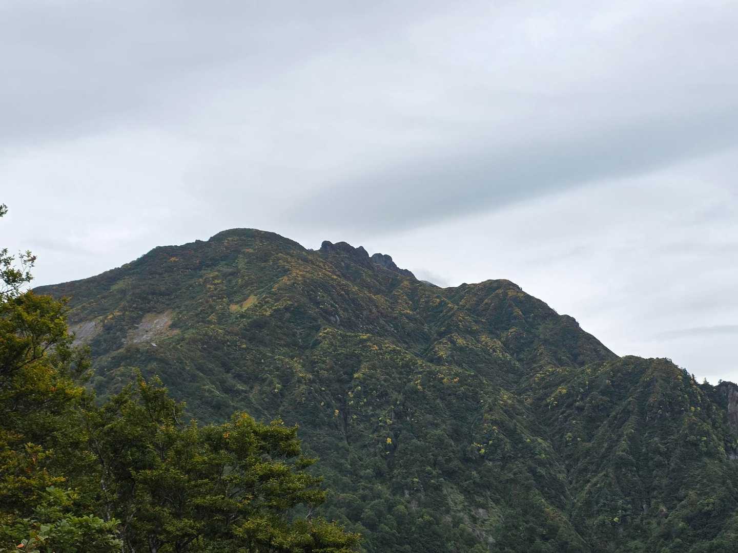 八海山（薬師岳） | ロープウェイから始まる修験の鎖場、越後三山の岩峰への写真