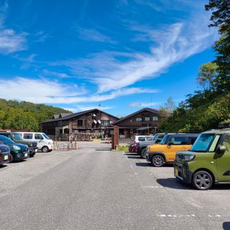 下山しました。車が増えてます。熊スプレー拾ったのであちらの売店に届けたよ🐻
御池駐車場は1回1000円です。