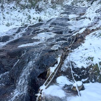 なんだこれー‼️超綺麗な滑滝🥰✨
ウォータースライダーできちゃいますね😆