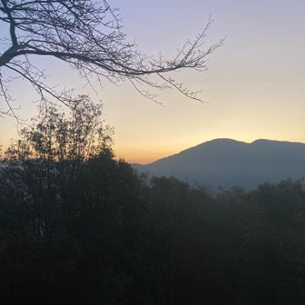 山頂着く頃には明るくなってきました