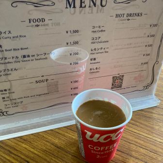 休憩は七合目 トモエ館と決めていた。
乃木坂の6期生の親戚の経営らしい。暖かいコーヒー(¥500・インスタントだった)を頂く。小屋に入って休憩できる小屋はこの後無いらしい。