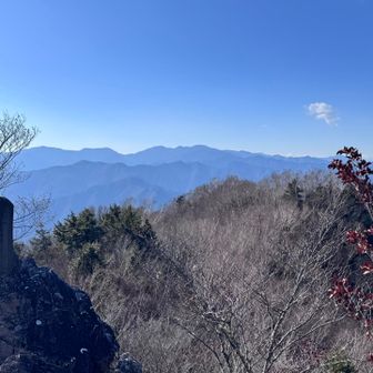 山頂からも景色バッチリ👌
甲武信ヶ岳⛰️など奥秩父の山を一望できます。