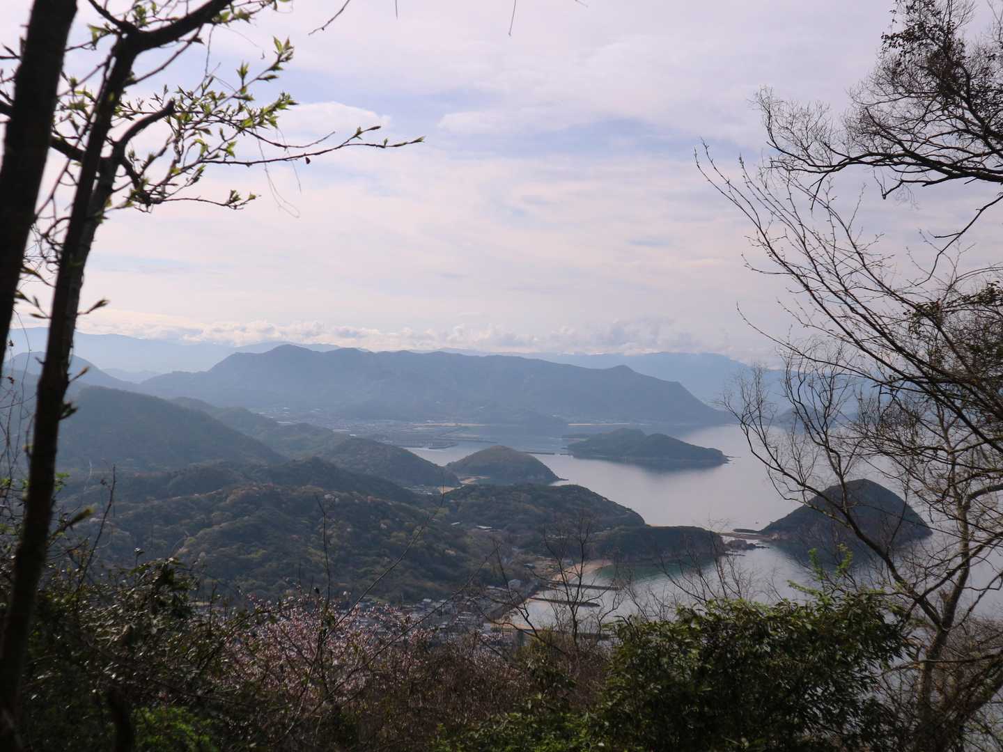 紫雲出山往復 | 漁港から山頂へ。瀬戸内海の島々を望むドラマチック眺望コースの写真