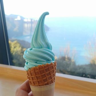 寒い風が吹く中、小綺麗なカフェでぬくぬくとソフトクリームを楽しむ小さな贅沢✨