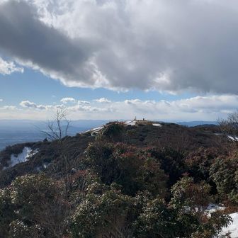 開けたところから、山頂を見る