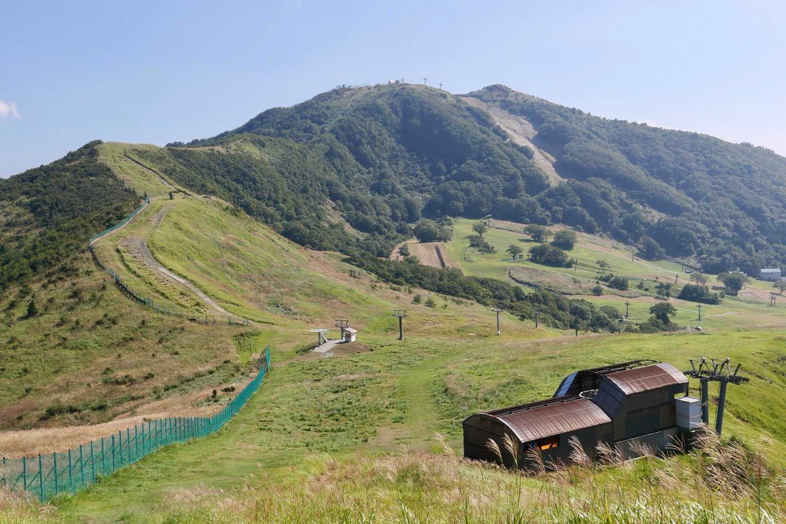 鉢伏山の中腹までは変わらず木階段が続きます
そこを越えれば木陰に入れそうです😆