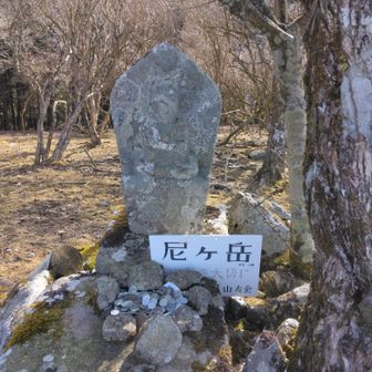 お地蔵さん。記憶ない。沢山のお賽銭。

i don't have money.

１円玉が１枚こぼれ落ちてました。で、お地蔵さんの前に戻す。そ、それはお賽銭にはならんよねー。。。