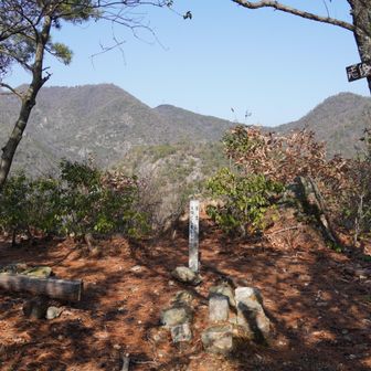 志段見山山頂からの百々ヶ峰西峰・百々ヶ峰・権現山。四等三角点「北野神社」