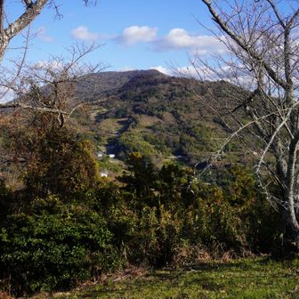 最初ヶ峰から寺山を見る