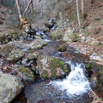 流れ落ちる雪解け水