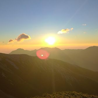 真砂岳山頂からの朝日。