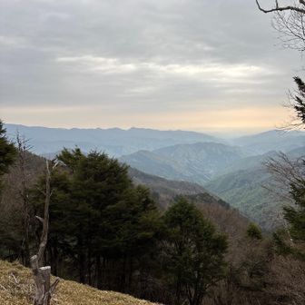 奥に富士山が少し見えました。
頂上はこれと言った眺望は見えませんが、大菩薩峠から大菩薩峠嶺にかけては、素晴らしい眺望を見る事ができました。