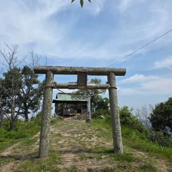 あれ?国旗掲揚のポールが折れてる?