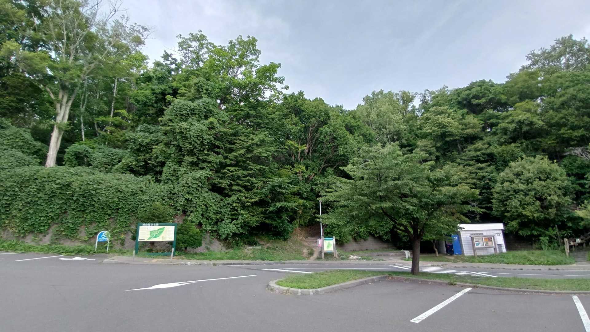 日曜日のこの時間でも駐車場ガラガラ。
静かな旭山から、