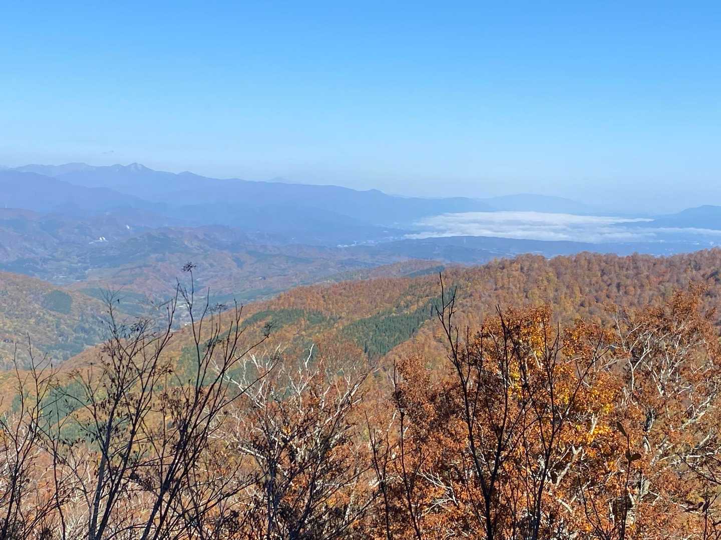 途中の開けた所で朝日連峰や白鷹方面見えます