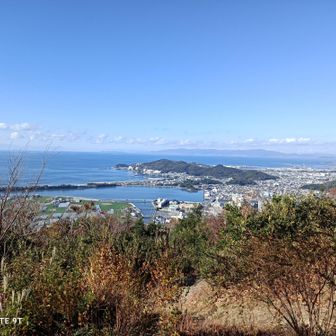 山頂は海側方向に景色が広がります。和歌の浦方向の眺望👀