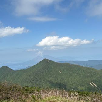 次は、あそこまで行きたい
アケボノツツジの時期かなぁ🌸
おおのがらだけ⛰️

奥には、噴煙上げる桜島
