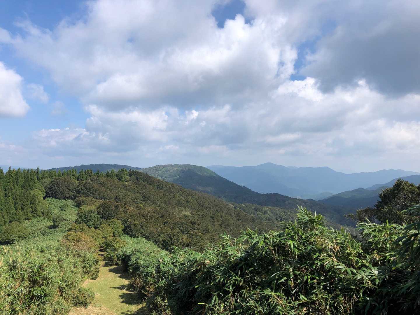 振り返って…
二つ目の山からここまで歩いてきました😊