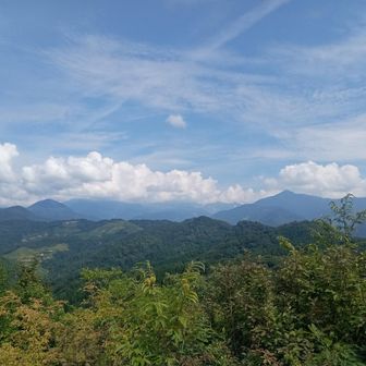 山頂からの眺望。やはりこの時期、高山方面はガスが多いです。