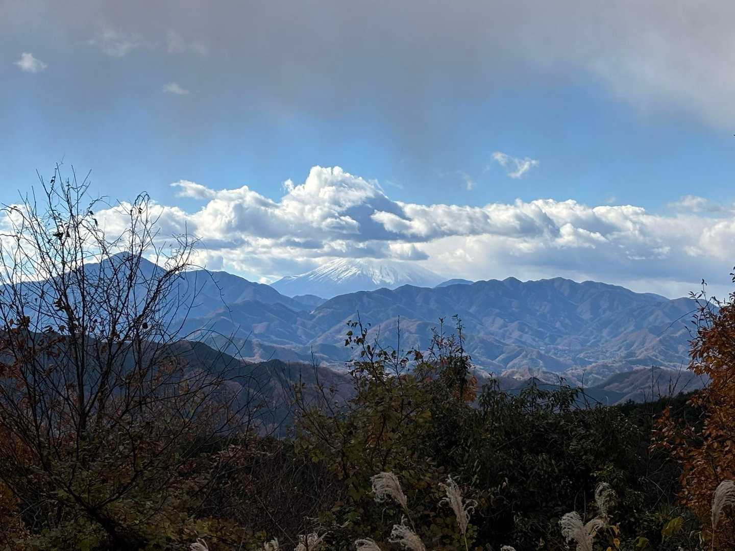 一丁平から見た富士山🗻
やはり雲☁️に邪魔されました！
この時、一瞬雪❄️☃️が降りましたよ😅
