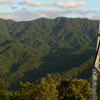 西日で山が綺麗に見える　この向こうは恩原高原