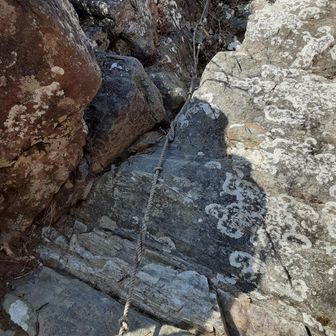 西赤石までで唯一のロープ場です　ちょっと足の置き所が　小さいです