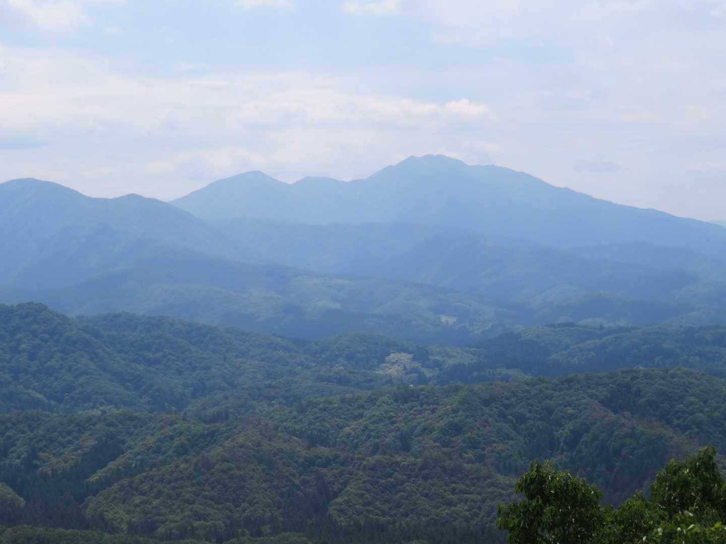 粟ヶ岳を一望