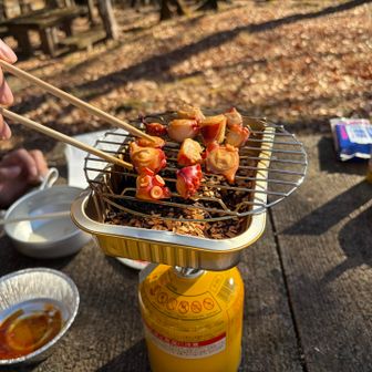 水分が出ると苦味が出てしまうようです

そしてタコをスモークし終わったところでアルミ皿に穴が、、、
ウズラの卵は味玉として召し上がっていただきました笑
笹かまとチーズはお持ち帰り🥲