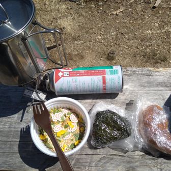 山飯。
カップ麺（醤油味）＆🍙＆餡パン（ハーフ）
山で食べるカップ麺、何でこんなに美味い？
　おっとっと、嫁の準備した山飯も✌
