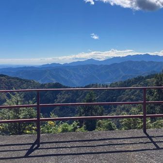 ヘリポートに寄り道🎵
富士山（フレーム外）と丹沢か見えている。