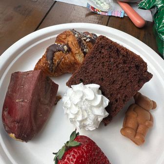 皆んなでスイーツ持ち寄り😋