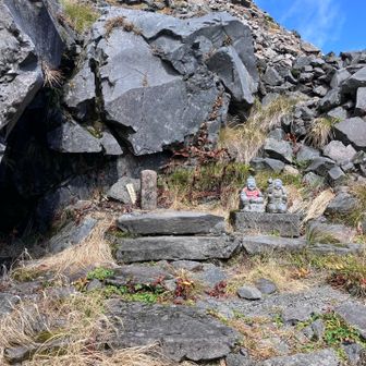 ここから山頂部岩領帯