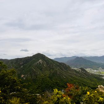 西目山から右田ケ岳をみる