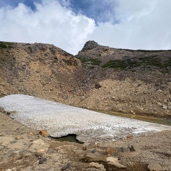 千蛇ヶ池にはまだ雪が残って蛇🐍を閉じ込めとる