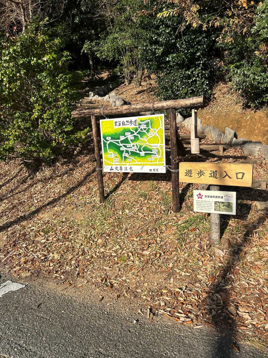 駐車場から少し一般道を歩き登山道スタートです