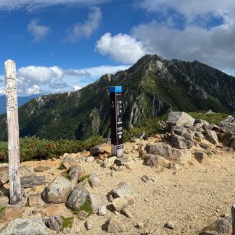 東川岳　後ろが空木岳