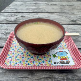 今回は営業中だったので青天狗茶屋の「なめこ汁」を頂く🍄‍🟫
前回は城山茶屋のなめこ汁だったが、もちろんどちらもおいしい😋