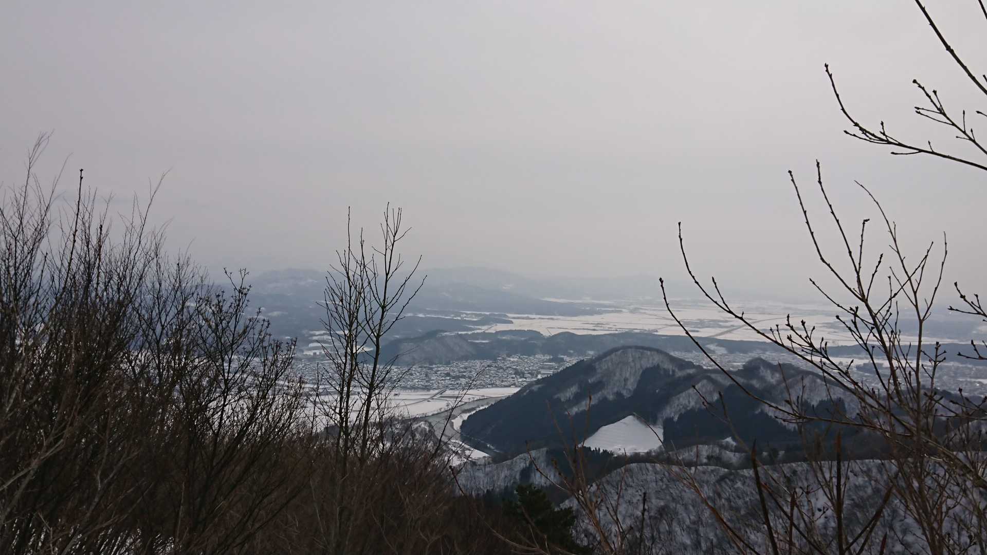 村上市と手前は下渡山