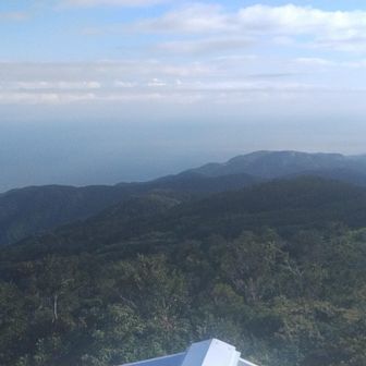 白鳥山展望台からゴールとなる親不知海岸方面。右端には糸魚川市街も。
