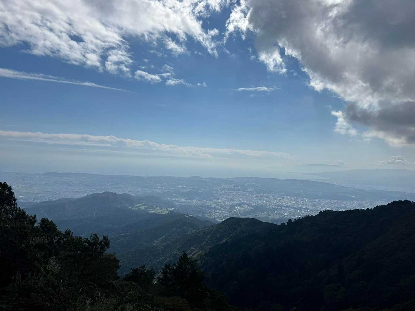 曽我丘陵の奥に相模湾、真鶴半島、さらに奥に天城山

やはり表丹沢の山に登ったらこの景色！