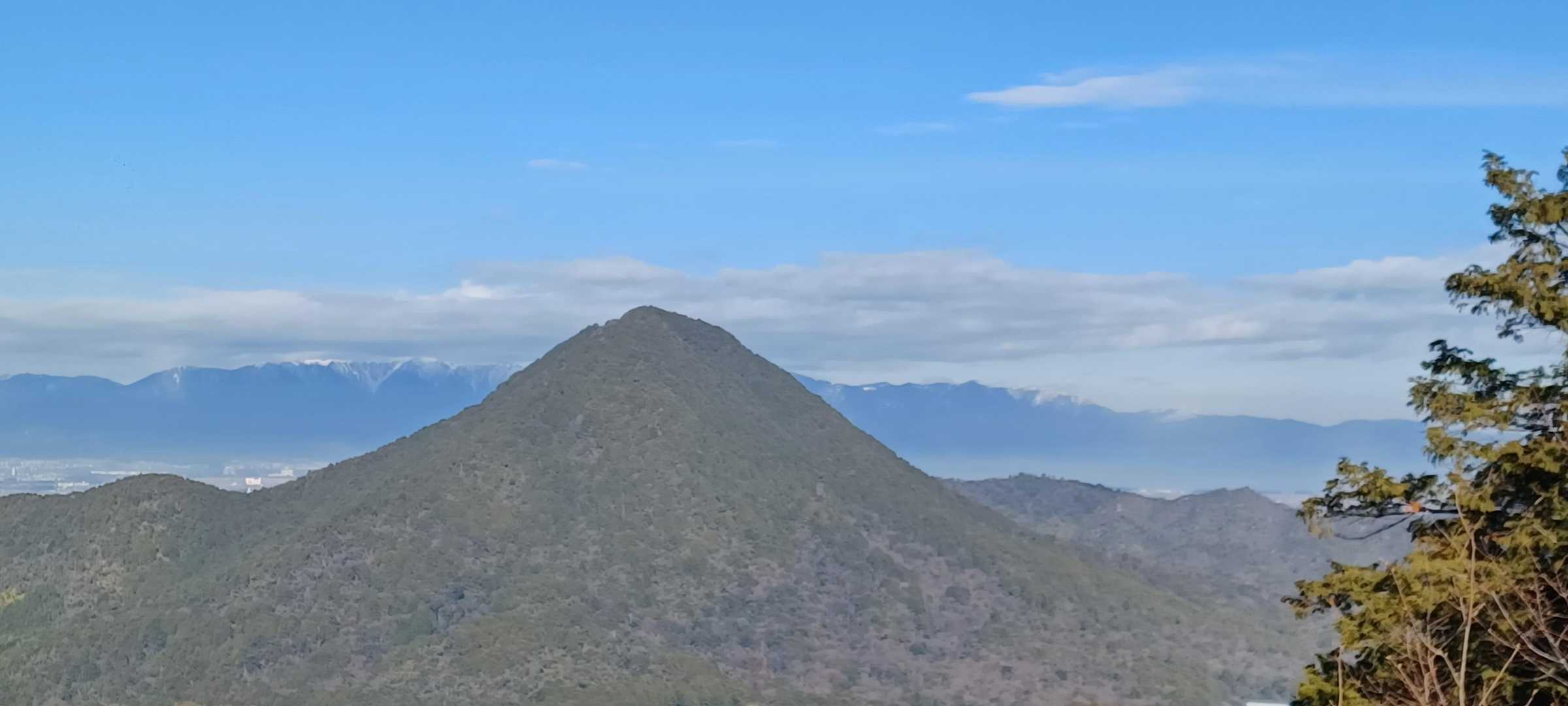三上山とバックに比良