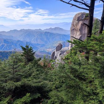 登りの途中から見る大岩と遠望
