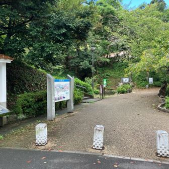 山麓にある打吹公園から山頂を目指します