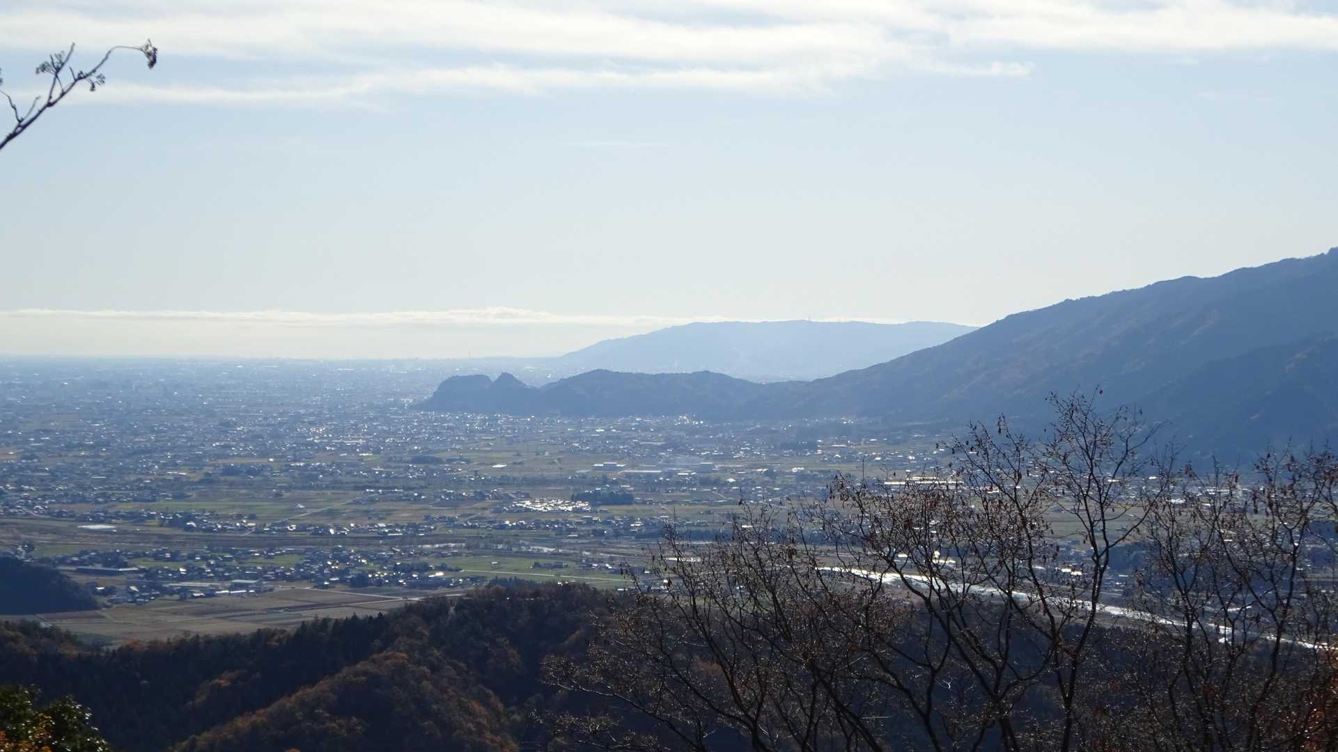 R96鉄塔近くの道路側面から📸パチリ⚡

養老の山々の手前の金生山.方面⚡

(🧭目標方角・165°)