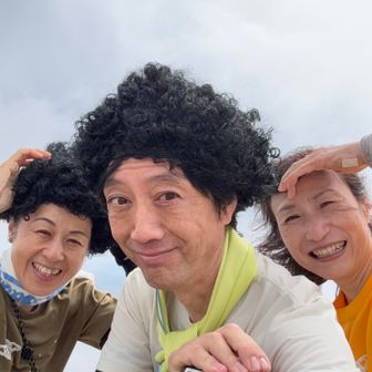 羨ましそうにみてたらアッコさんが貸してくれました。レンタルアフロ😂。どっかのおばちゃんみたいやなぁ😂😂。